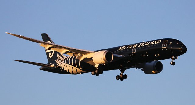 Air_New_Zealand_Boeing_787-9_Dreamliner_landing_at_Perth_Airport